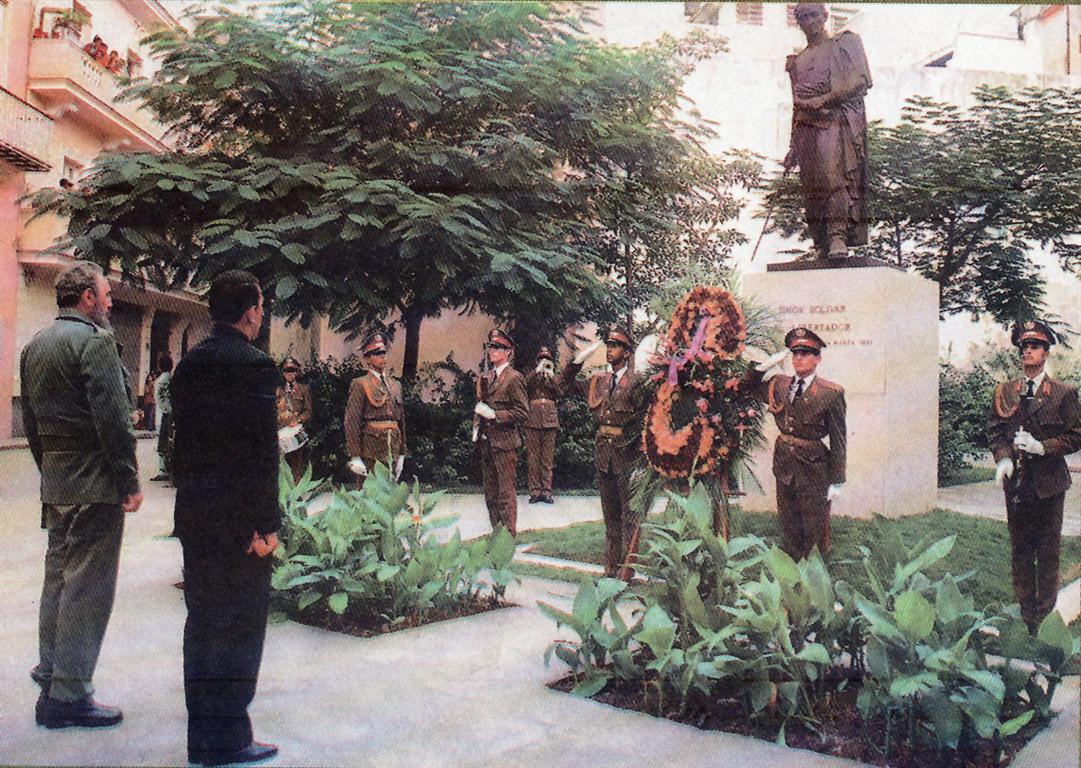 Fidel y Chávez frente al monumento a Simón Bolívar (Medium)
