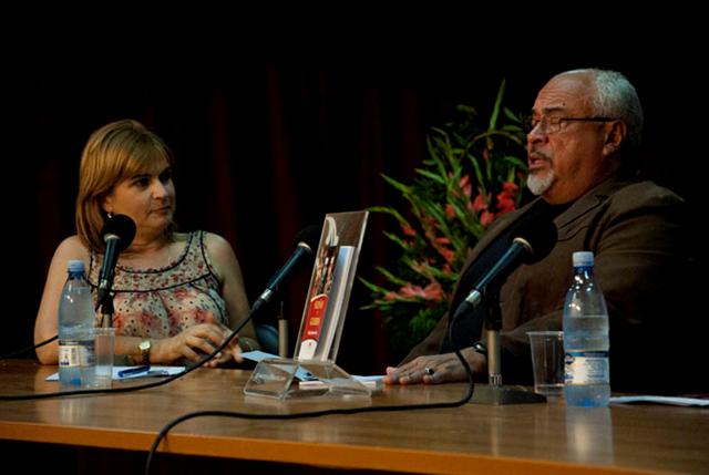 Escritor venezolano Gabriel Jiménez Emán junto a Magda Resik