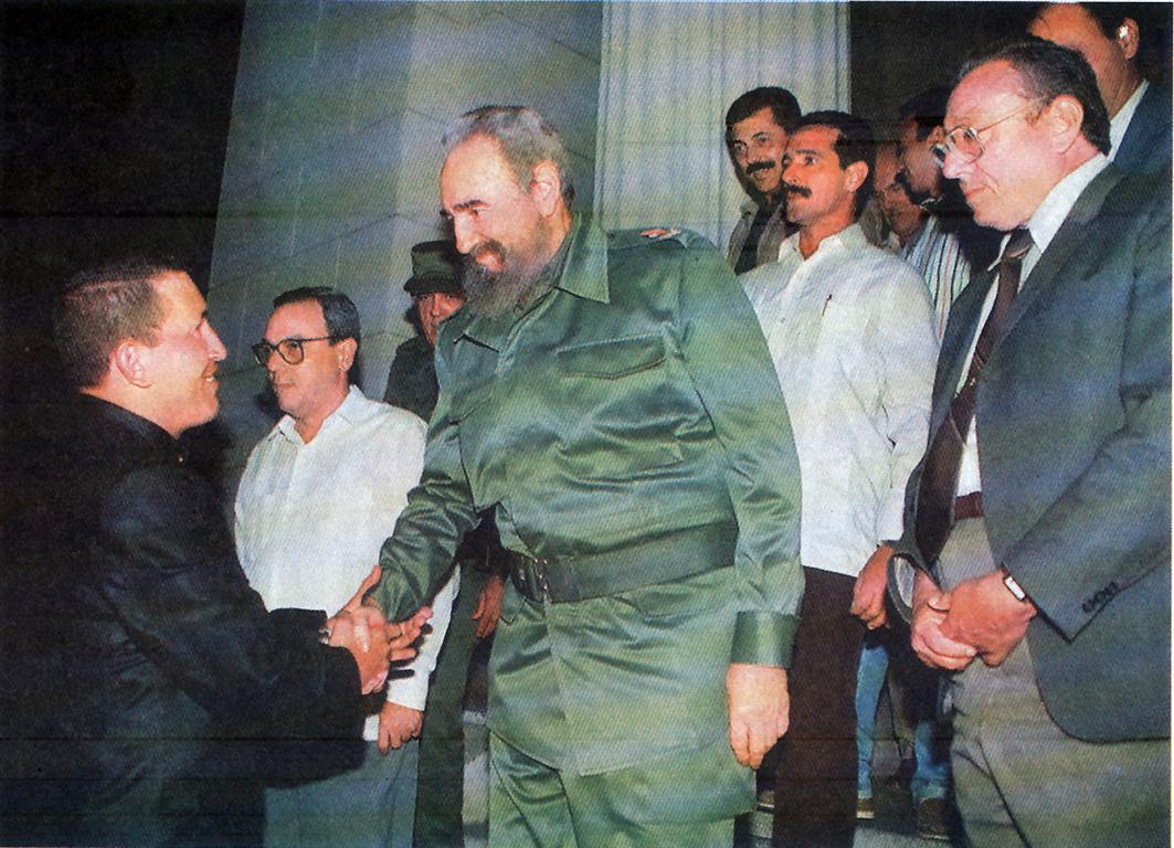 Hugo Chávez y Fidel Castro al fondo Eusebio Leal (Medium)