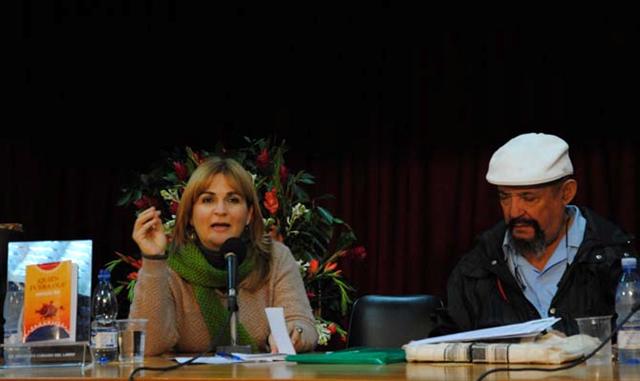 Escritor angolano Manuel Rui Alves Monteiro con la periodista Magda Resik / Fotos Alexis Rodríguez