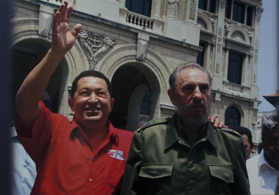 fidel y chavez ante la lonja del comercio (Medium)