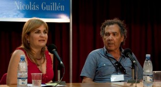 Hernán Rivera Letelier junto a la periodista Magda Resik