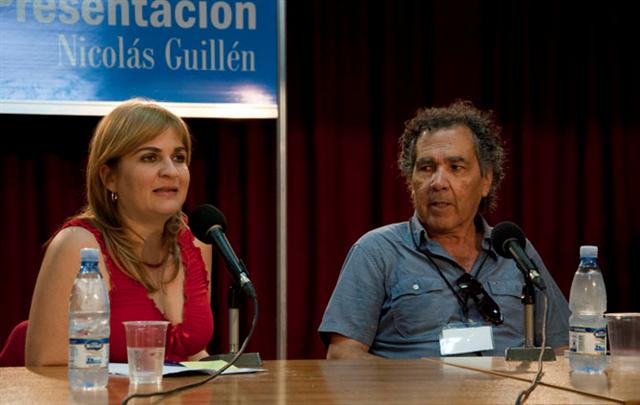 Hernán Rivera Letelier junto a la periodista Magda Resik