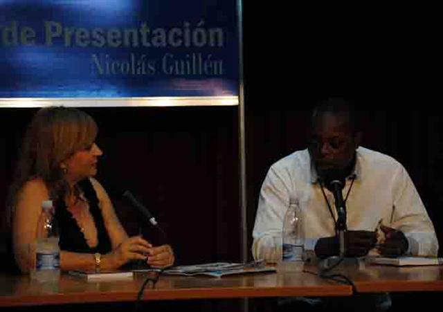 Escritor angolano Luís Fernando junto a la periodista Magda Resik