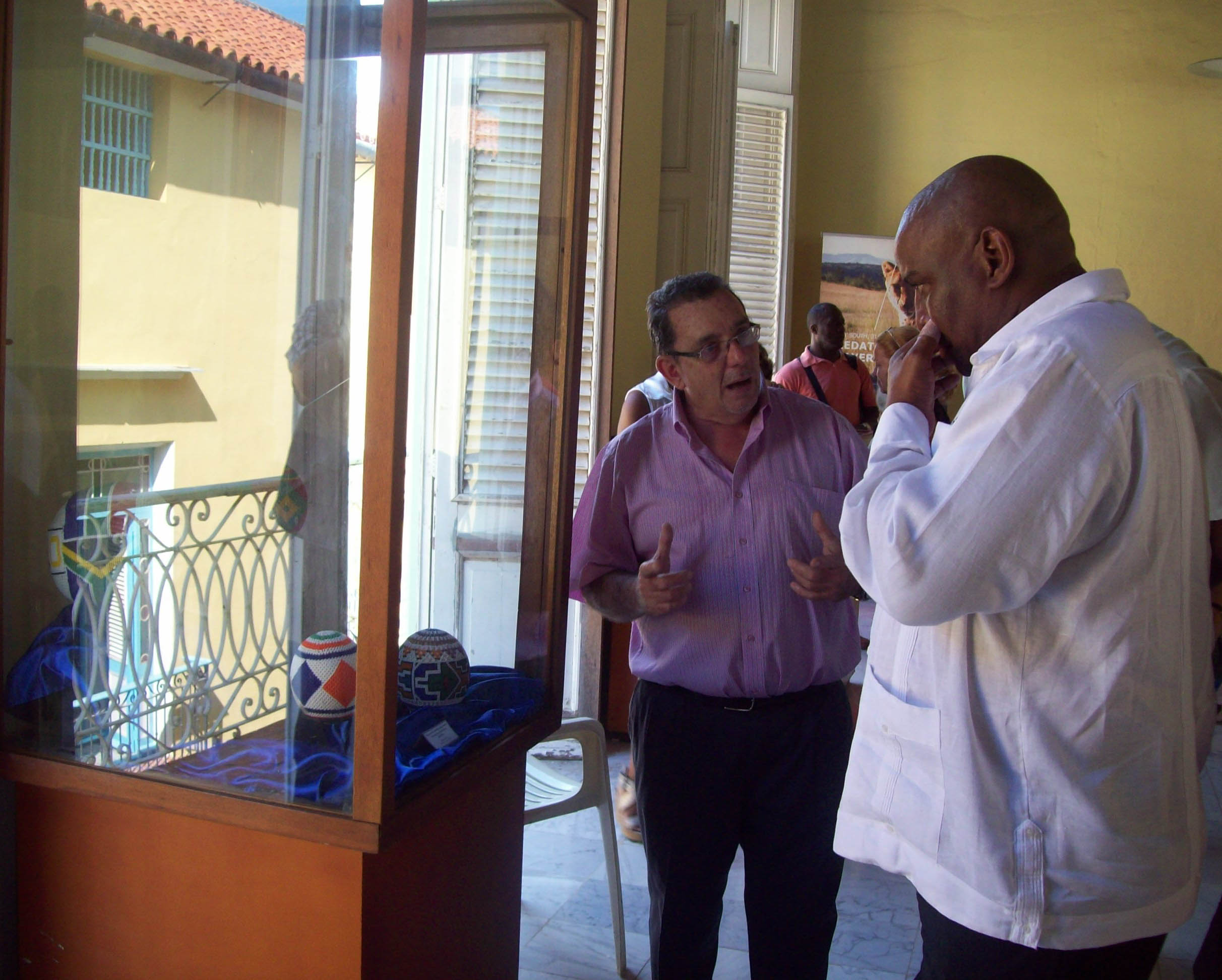 Alberto Granado visita junto al embajador de Sudafrica en Cuba Sr. Naphtal Manana la muestra