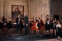 Bernard Rubenstein saludando a los músicos al final del concierto