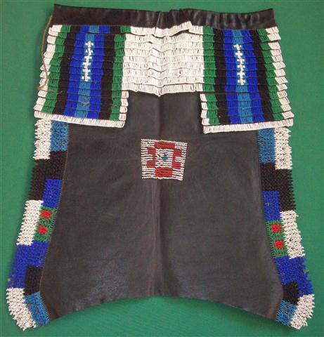 Delantal decorado de manufactura tradicional de la etnia Ndebele de Sudáfrica