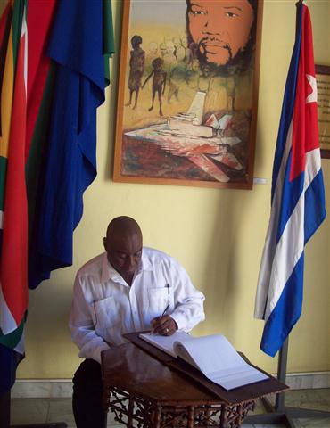 El embajador Sudafrica en Cuba Sr. Naphtal Manana firma el libro de visitantes  del Museo Casa de África