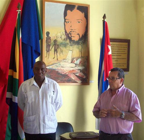 Embajador Sudafrica en Cuba Sr. Naphtal Manana y el director del Museo Casa de África, Alberto Granados durante la inauguración de la muestra