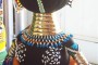 Muñeca tradicional de la etnia Ndebele, confeccionada con fieltro, lana y decorada con cuentas de vidrio y plástico