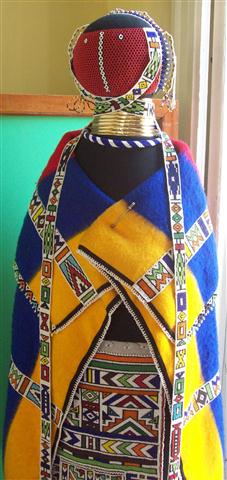 Muñeca tradicional de la etnia Ndebele, realizada con fieltro, lana y decorada con cuentas de vidrio y plástico