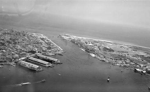 Vista general de los espigones y entrada de la bahía