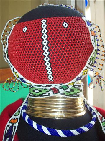 detalle de muñeca tradicional de la etnia Ndebele, realizada con fieltro, lana y decorada con cuentas de vidrio y plástico