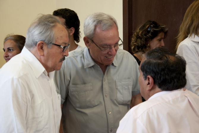 El embajador del Perú en Cuba, Sr. Víctor Mallorca, junto al Historiador de La Habana conversan con el artista