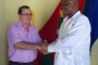 Fraternal saludo entre el embajador Sudafrica en Cuba Sr. Naphtal Manana y el director del Museo Casa de África, Alberto Granados