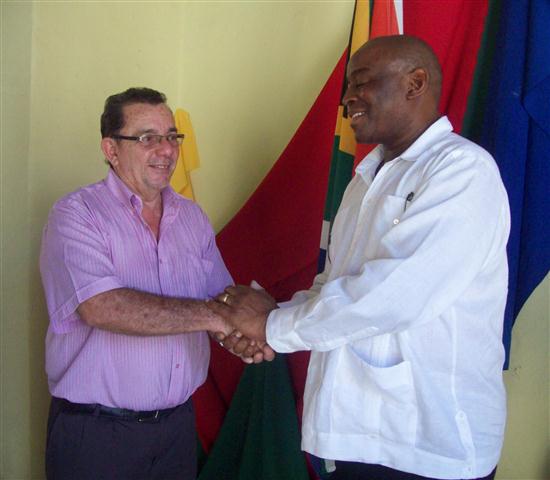 Fraternal saludo entre el embajador Sudafrica en Cuba Sr. Naphtal Manana y el director del Museo Casa de África, Alberto Granados