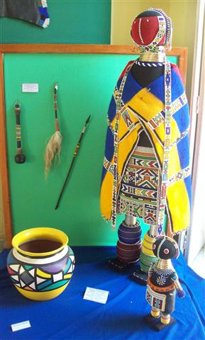 macetero, muñecas y objetos de la etnia Ndebele