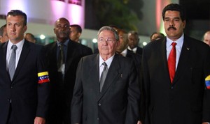 Raúl Castro y Nicolás Maduro en los funerales del Presidente Chávez