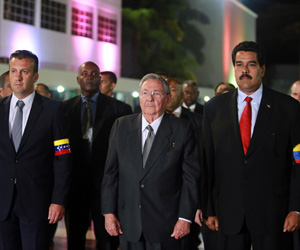 Raúl Castro y Nicolás Maduro en los funerales del Presidente Chávez