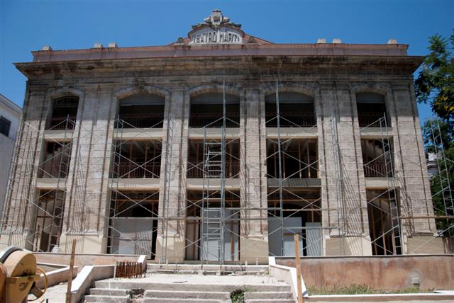 Fachada del Teatro Martí, obra en restauración / Foto Alexis Rodríguez