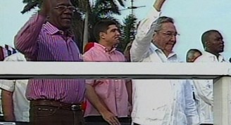 El Presidente cubano Raúl Castro Ruz, y Salvador Valdés Mesa, secretario general de la CTC, saludan al pueblo de Cuba este Primero de Mayo.Autor: Tomado de la TV