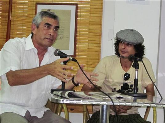 El fotógrafo Julio Larramendi y Rafael Grillo editor de El Caimán barbudo