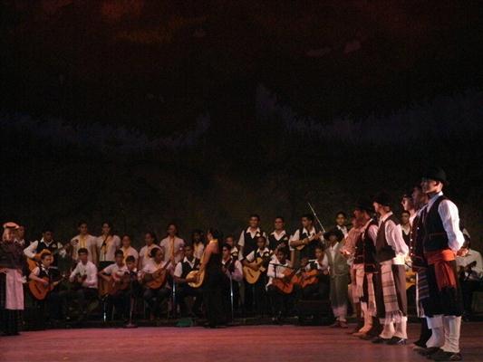 En la interpretación de La Balanguera, himno oficial de Mallorca, adolescentes y jóvenes de la Asociación Cananria de Cuba.Foto Manuel Álvarez
