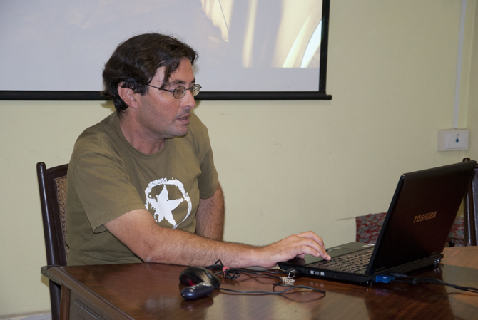 El fotógrafo Néstor Martí durante su conferencia / Foto Nadia Herrada