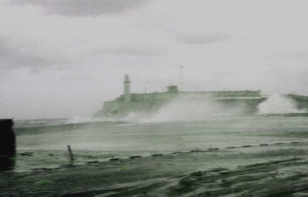 Los efectos de un huracán en el Malecón habanero