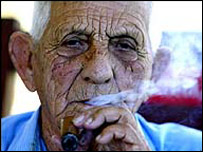 Anciano fumando