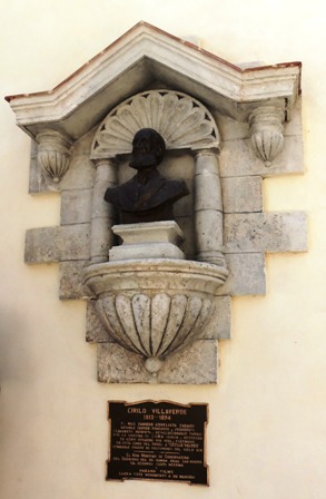 Monumento al notable escritor cubano Cirilo Villaverde