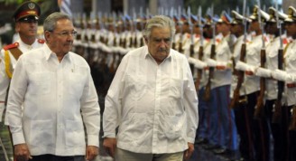 El General de Ejército Raúl Castro Ruz (I), Presidente de los Consejos de Estado y de Ministros de Cuba, junto a José Mújica (C), presidente de la República Oriental del Uruguay, en la ceremonia de recibimiento en la sede del Consejo de Estado, en el Palacio de la Revolución, en La Habana, Cuba, el 24 de julio de 2013. AIN FOTO/Tony HERNÁNDEZ MENA