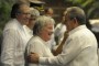 El General de Ejército Raúl Castro Ruz (D), Presidente de los Consejos de Estado y de Ministros de Cuba, saluda a Lucía Topolansky, esposa del presidente uruguayo José Mujica, en la ceremonia de recibimiento en la sede del Consejo de Estado, en el Palacio de la Revolución, en La Habana, Cuba, el 24 de julio de 2013. AIN FOTO/Tony HERNÁNDEZ MENA/