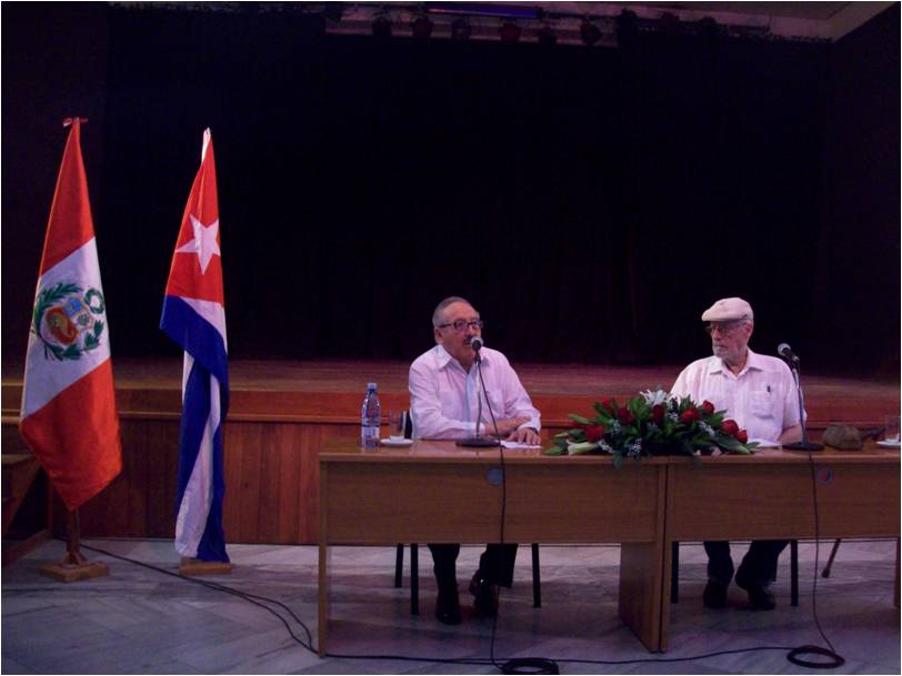 Roberto Fernández Retamar, director de la Casa de Las Américas, impartió una conferencia magistral sobre César Vallejo