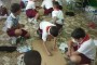 Niños cubanos dibujan sobre el reciclaje