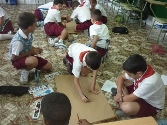 Niños cubanos dibujan sobre el reciclaje