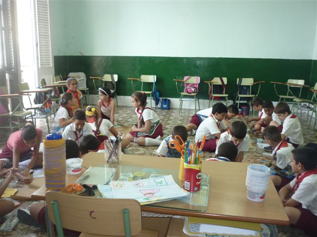 Niños cubanos dibujan sobre el reciclaje