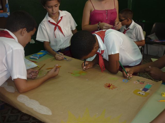 Niños cubanos dibujan sobre el reciclaje