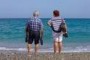 Pareja de ancianos mirando al mar