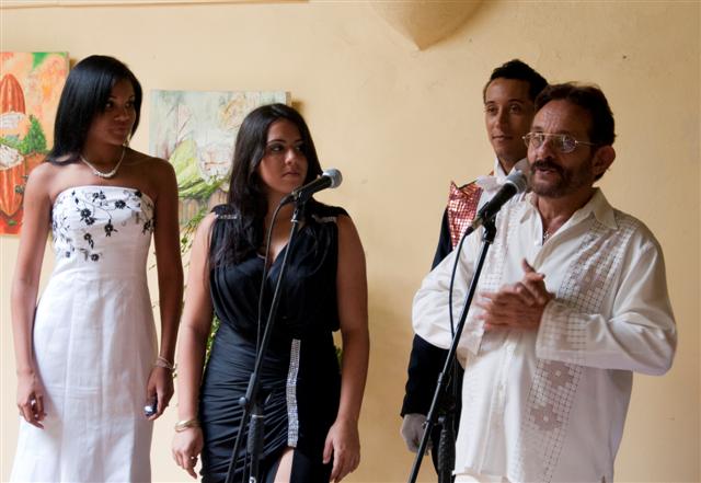 Alfonso Menendez y parte de su elenco