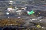 Arrojados al mar, los plásticos, además, absorben sustancias  contaminantes que los convierten en peligroso veneno