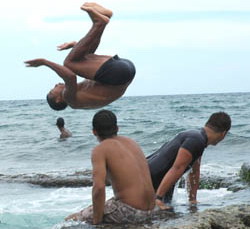 Jóvenes que se lanzan de cabeza al mar en zonas poco profundas