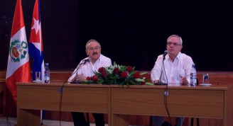 El único conferencista del patio fue el Dr. Eusebio Leal Spengler quien evocó sus primeros viajes a Perú, el primer país del continente y del sur de América que visitó / Foto Jorge Laserna