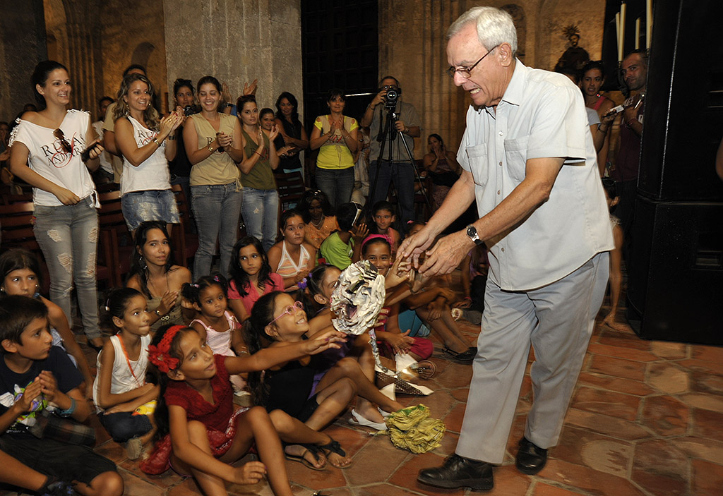 El Dr. Eusebio Leal saluda a niños participantes en Rutas y Andares (foto Néstor Martí)