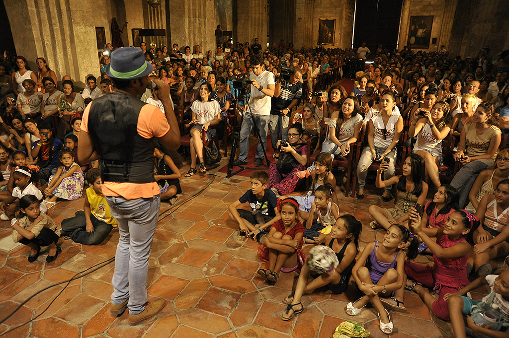 El público disfruta del concierto de Descemer Bueno (foto Néstor Martí)