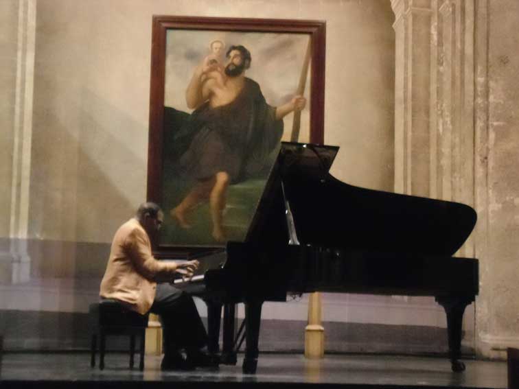 Huberal Herrera durante el concierto en la Basílica / Foto Eydi Sanamé