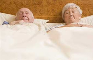 ancianos durmiendo