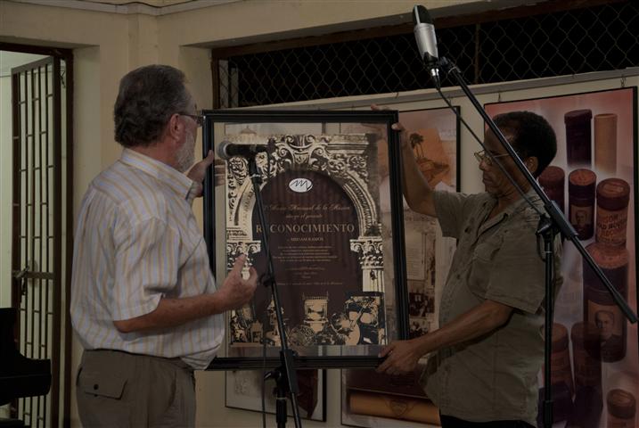 Reconocimiento entregado por el Museo Nacional de la Música a Miriam Ramos / Foto: Alexis Rodríguez