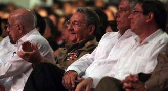 Raúl Castro en la Gala Homenaje a los 5 Héroes, tras 15 años de injusta condena. Foto: Ismael Francisco/Cubadebate.