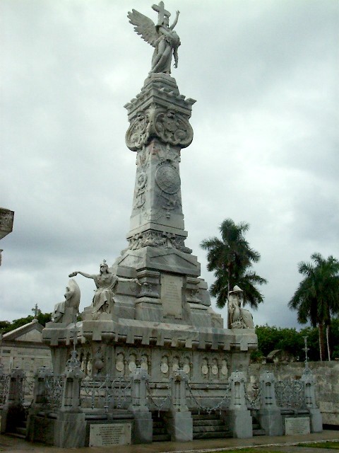 Monumento a los bomberos en el Cementerio de Colón